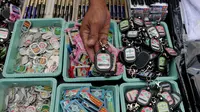 Penjual menunjukkan gantungan kunci berlogo Muktamar ke-33 Nahdlatul Ulama di Jombang, Jawa Timur, Senin (3/8/2015). Pernak-pernik yang dijual yakni kaos, pin, gantungan kunci, dan berbagai produk kerajinan tangan lainnya. (Liputan6.com/Johan Tallo) 