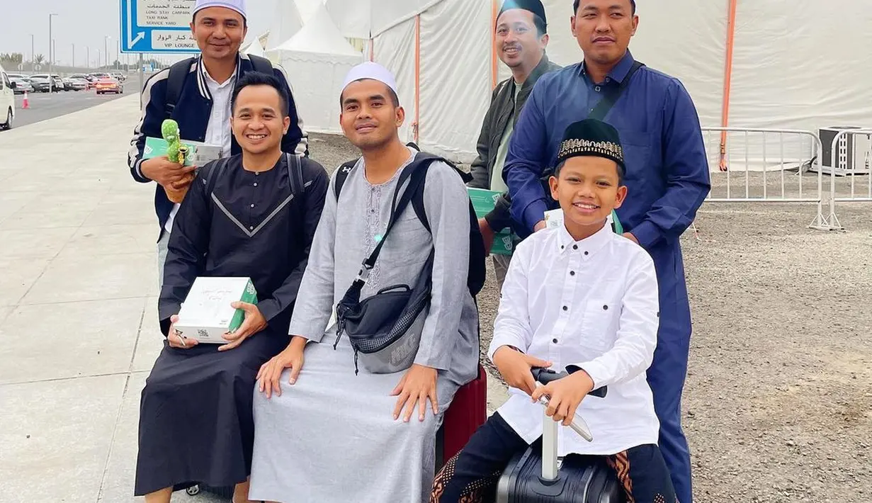 Farel dan rombongan di Madinah. Sekedar informasi, agama Farrel sempat menjadi perbincangan terkait video Gus Miftah. Saat itu diketahui Farel bukan seorang muslim. Gus Miftah akhirnya meminta maaf. Beberapa saat kemudian, salah satu keluarga Farel, Zidni pun menjelaskan agama keluarga Farel. [Instagram/farel.oslo]