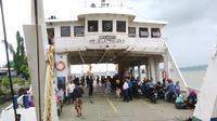 Penyeberangan Ujung Pelabuhan Tanjung Perak Surabaya. (Foto: Dian Kurniawan/Liputan6.com)