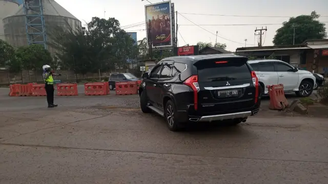 Kendaraan Wisatawan Asal Aglomerasi Di Putar Balikkan Oleh Personil Polsek Ciwandan. (Jumat,14/05/2021). (Dokumentasi Polsek Ciwandan).