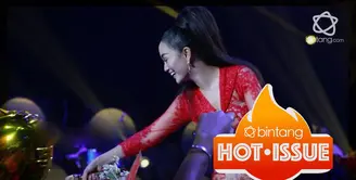 Kostum Panggung Zaskia Gotik Mirip Pakaian Dalam, Selengkapnya di Bintang Hot Issue.