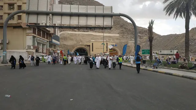 Jemaah haji di Jalan di Makkah. Liputan6.com/Nurmayanti
