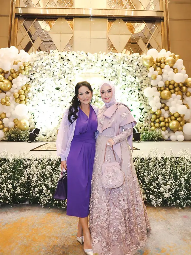 Potret terbaru Eddies Adelia yang awet muda