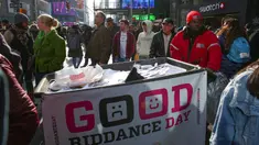 Tempat sampah yang penuh kertas berisi kenangan pahit selama kegiatan Good Riddance Day ke-13 tahunan di Times Square, New York, 28 Desember 2019. Kegiatan menjelang tahun baru tersebut menjadi tradisi untuk menghapus kenangan buruk selama satu tahun. (Kena Betancur / AFP)