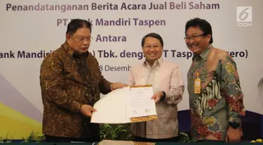 Wadirut Bank Mandiri Sulaiman Arif Arianto (tengah) dan Dirut Taspen Iqbal Latanro (kiri) menunjukkan dokumen penguatan modal Bank Mantap disaksikan Dirut Bank Mantap Josephus Koernianto Triprakoso, Jakarta, Selasa (18/12). (Liputan6.com/Angga Yuniar)