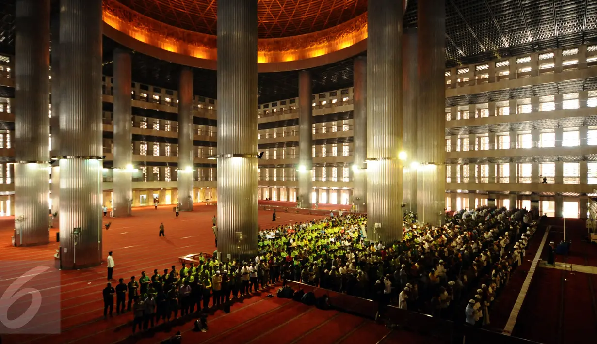 Suasana ruang utama Masjid Istiqlal Jakarta saat warga menunaikan salat zuhur, Kamis (3/11). Jelang demo besar besaran Jumat (4/11), aktivitas warga di Masjid Istiqlal terlihat normal dan kondusif. (Liputan6.com/Helmi Fithriansyah)