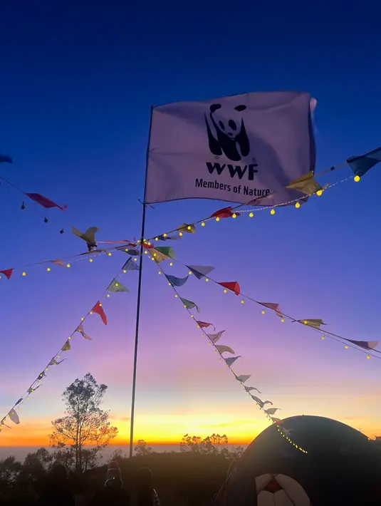 "Akhirnya dengan kemepetan yang ada, yang penting kita harus jalan di Bulan Agustus nan spesial ini 🇮🇩, akhirnya bisa kejadian jugaaa Mona Kelana di 12-13 ini naik gunung Prau bersama tim @wwf_id," sambung Yura. (foto: Instagram/ yurayunita)