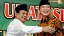  Usai memberikan keterangan pers, Prabowo tampak akan berangkulan dengan Ketua Umum PPP Suryadharma Ali (Liputan6.com/Faizal Fanani)