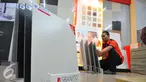 Pekerja tengah menata ubin di salah satu toko di Jakarta, Selasa (29/11). Jenis penutup lantai premium tersebut diproduksi secara terbatas dan memiliki pangsa pasar di kalangan atas. (Liputan6.com/Angga Yuniar)