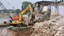 Alat berat memasang sheet pile di bantaran kali Ciliwung tepat di pemukiman warga Bukit Duri yang akan ditertibkan, Jakarta, Selasa (13/9). Jelang penertiban, sebagian rumah warga Bukti Duri mulai ditinggalkan pemiliknya. (Liputan6.com/Yoppy Renato)