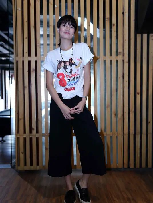 "Jadi, saat aku mendengar orang baca Alquran, aku merasa ketentraman. Dan melihat orang salat hati kayaknya merasa damai," ungkap Regina Rengganis, di Albero Cafe, kawasan Tebet, Jakarta Selatan, Senin (5/9/2016). (Nurwahyunan/Bintang.com)