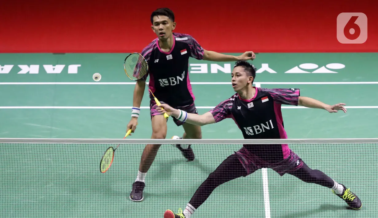 Pebulu tangkis ganda putra Indonesia, Fajar Alfian/Muhammad Rian Ardianto saat bertanding melawan He Ji Ting/ Zhou Hao Dong (China) pada Semifinal Indonesia Masters 2022 di Istora Senayan, Jakarta, Sabtu (11/6/2022). Fajar/Rian unggul 21-17, 21-17. (Liputan6.com/Helmi Fithriansyah)