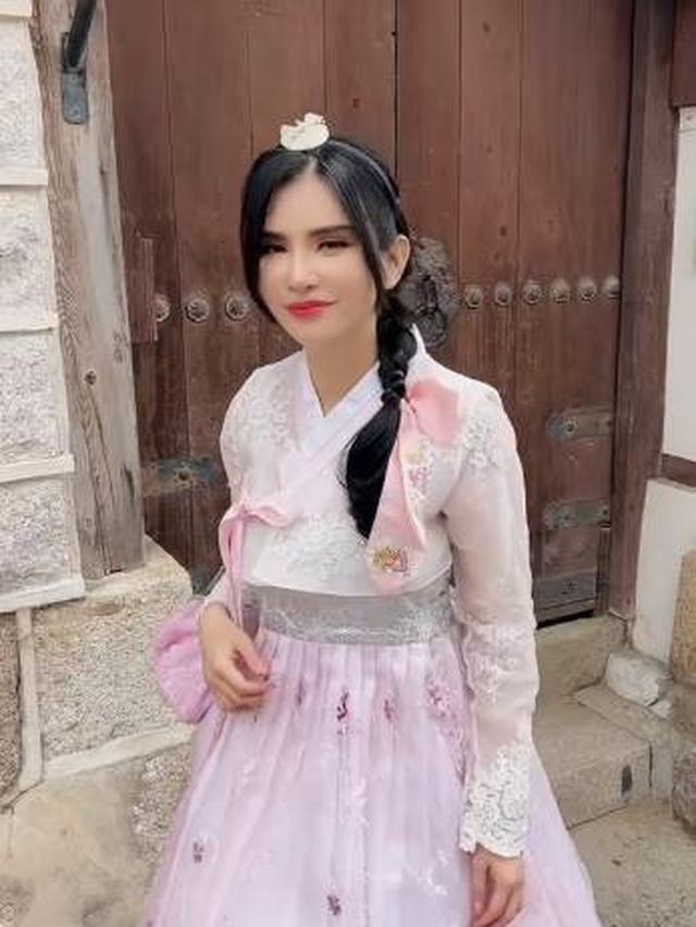 7 Potret Maria Vania Tampil Elegan Pakai Hanbok saat Liburan ke Korea Selatan