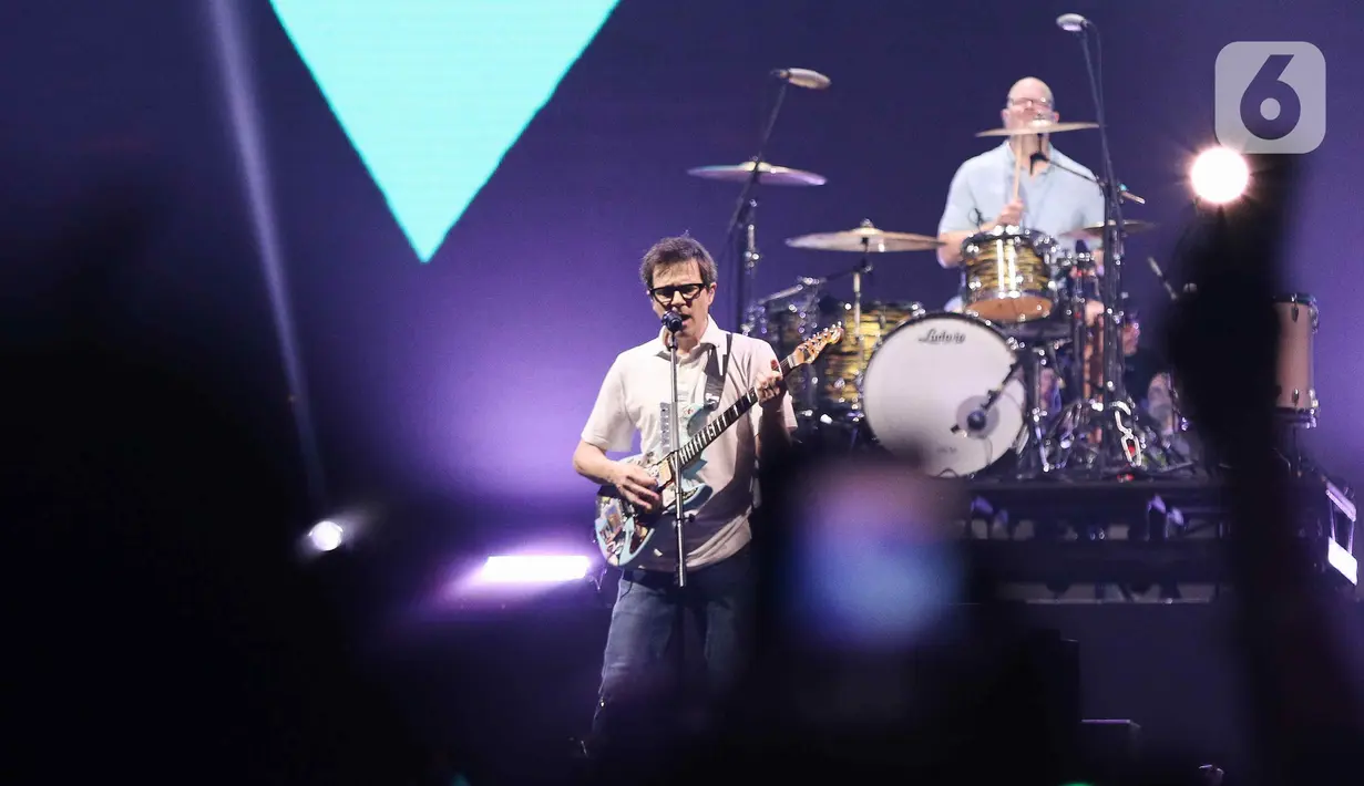 Grup musik asal California, Weezer saat tampil memeriahkan Soundrenaline di Allianz Ecopark, Ancol, Jakarta Utara, Sabtu (26/11/2022). Weezer tampil memeriahkan Soundrenaline 2022 dengan membawakan lagu  Beverly Hills, dan Anak Sekolah milik Chrisye. (Liputan6.com/Herman Zakharia)