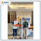 (Kiri ke kanan) Kenny Tansri, Brand Manager Sleek Baby bersama Arviane D. B. Head of Public Relations Kino Indonesia menerima penghargaan dari Novita Angie Selaku, Editor in Chief Mother & Beyond. (Dok. Kino Indonesia)
