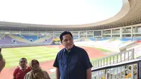 Ketua Umum PSSI, Erick Thohir, saat meninjau sejumlah fasilitas yang dimiliki Stadion Manahan, Solo. Stadion ini sudah diajukan kepada FIFA dan AFC untuk menjadi venue Kualifikasi Piala Asia U-23 2024. (Bola.com/Radifa Arsa)