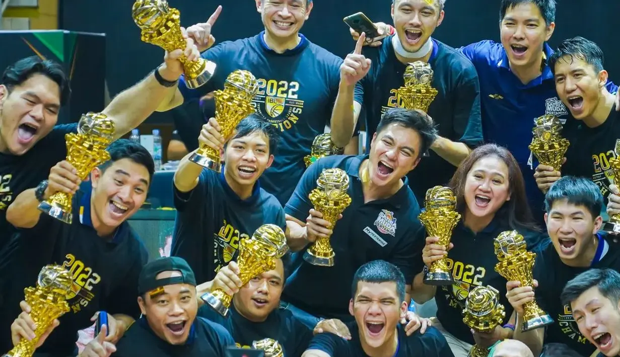 Baim Wong mengaku jatuh hati pada bola basket sejak 1992. Menjadi Presiden klub basket, salah satu mimpinya yang telah terwujud. Kini ia bercita-cita ingin memajukan basket di Tanah Air. “Dengan cara apa? Ada banyak cara yang sudah dipikirkan. Tahapan2nya semakin jelas. Semoga satu persatu bisa direalisasikan. Semangat selalu pencinta bola basket di Indonesia. Basket Indonesia akan lebih maju lagi,” pungkasnya. (Foto: Dok. Instagram @baimwong)