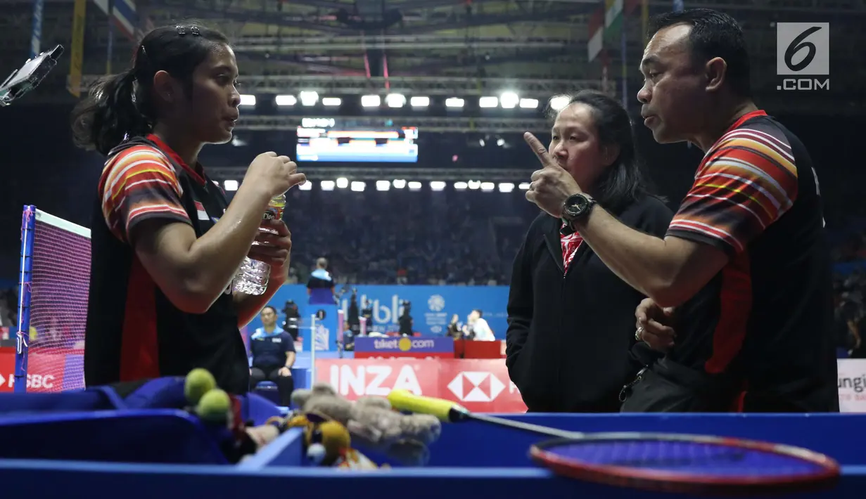 Pebulu tangkis tunggal putri Indonesia, Gregoria Mariska Tunjung saat melawan unggulan ke-tujuh asal Thailand, Ratchanok Intanon di babak 16 besar Indonesia Open 2019 di Istora Senayan, Jakarta, Kamis (18/7/2019). Gregoria kalah 21-13, 19-21, 15-21. (Liputan6.com/Helmi Fithriansyah)