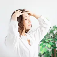 Ilustrasi pijat kulit kepala. (c) Shutterstock/buritora