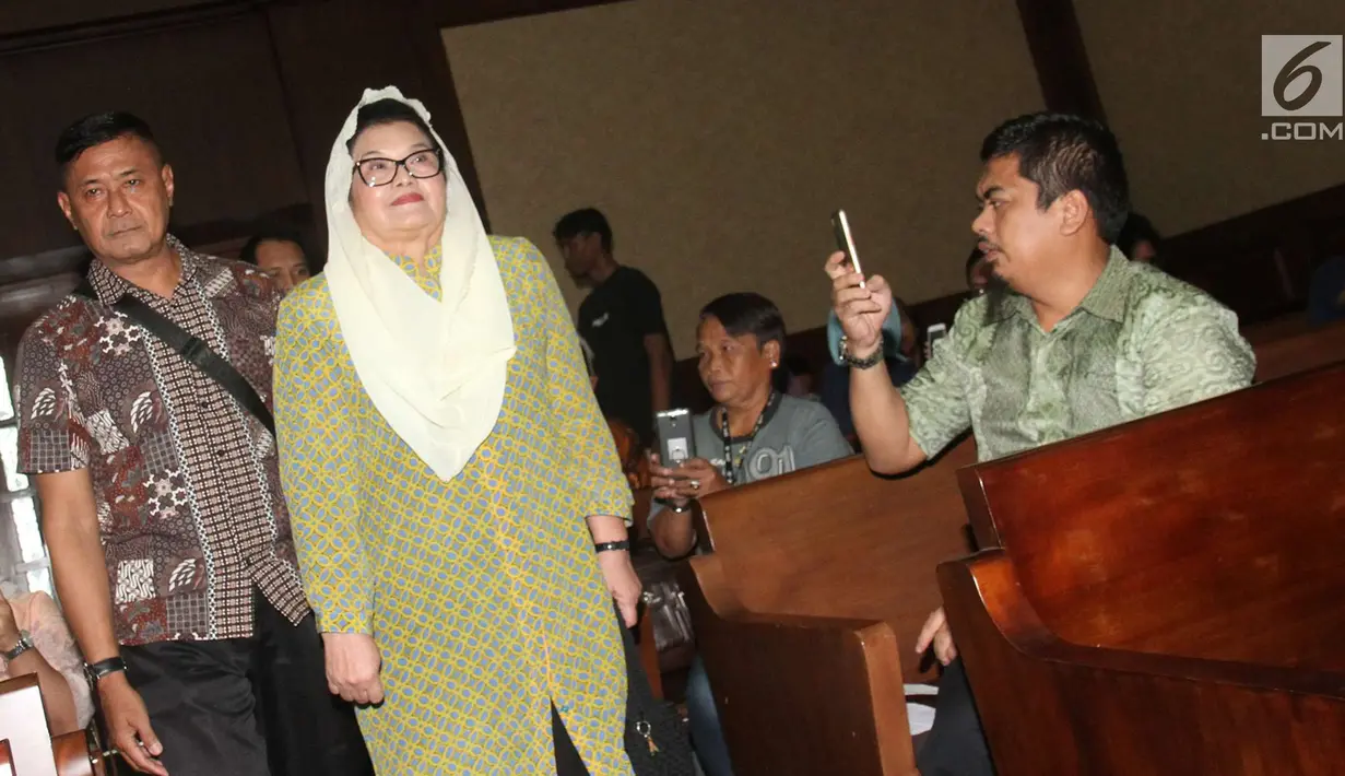 Mantan Menkes Siti Fadilah dinilai terbukti menyalahgunakan wewenang dalam kegiatan pengadaan alat kesehatan guna mengantisipasi kejadian luar biasa (KLB) tahun 2005 di Kemenkes RI, Jakarta, Jumat (16/6). (Liputan6.com/Helmi Afandi)