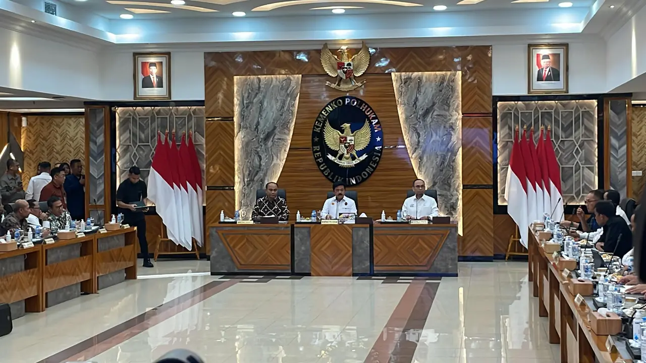 Menteri Koordinator Politik, Hukum dan Keamanan (Menko Polhukam) sekaligus Ketua Satgas Pemberantasan Judi Online, Hadi Tjahjanto, memimpin rapat pemberantasan judi online di Kemenko Polhukam, Jakarta, Rabu (19/6/2024).