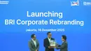 Dony memandang, setiap perusahaan, termasuk perusahaan pelat merah harus melakukan transformasi dari waktu ke waktu mengikuti perkembangan zaman. Tampak dalam foto, Direktur Utama PT Bank Rakyat Indonesia (Persero) Tbk, Hery Gunardi (kanan) memberikan cenderamata untuk Kepala BP BUMN dan COO Danantara Indonesia, Dony Oskaria (tengah) disaksikan Komisaris Utama PT Bank Rakyat Indonesia (Persero) Tbk, Kartika Wijoatmodjo saat Launching BRI Corporate Rebranding, di Menara BRIlian Jakarta, Selasa (16/12/2025). (Kapanlagi.com/Budy Santoso)