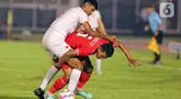 Pemain belakang timnas Indonesia U-20, Muhammad Alfharezzi Buffon (kanan) berebut bola dengan Abdulaziz Awadh Masnom (Yaman) pada pertandingan kualifikasi Piala Asia U-20 grup F di Stadion Madya, Kompleks Gelora Bung Karno, Jakarta, Minggu (29/9/2024). (Liputan6.com/Angga Yuniar)