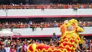 Warga memadati halaman parkir untuk melihat pertunjukan pentas barongsai dan liong di dekat gedung Sri Ratu, Semarang, (8/2). ). Atraksi barongsai dan liong tersebut memang merupakan agenda rutin tahunan. (Gholib)