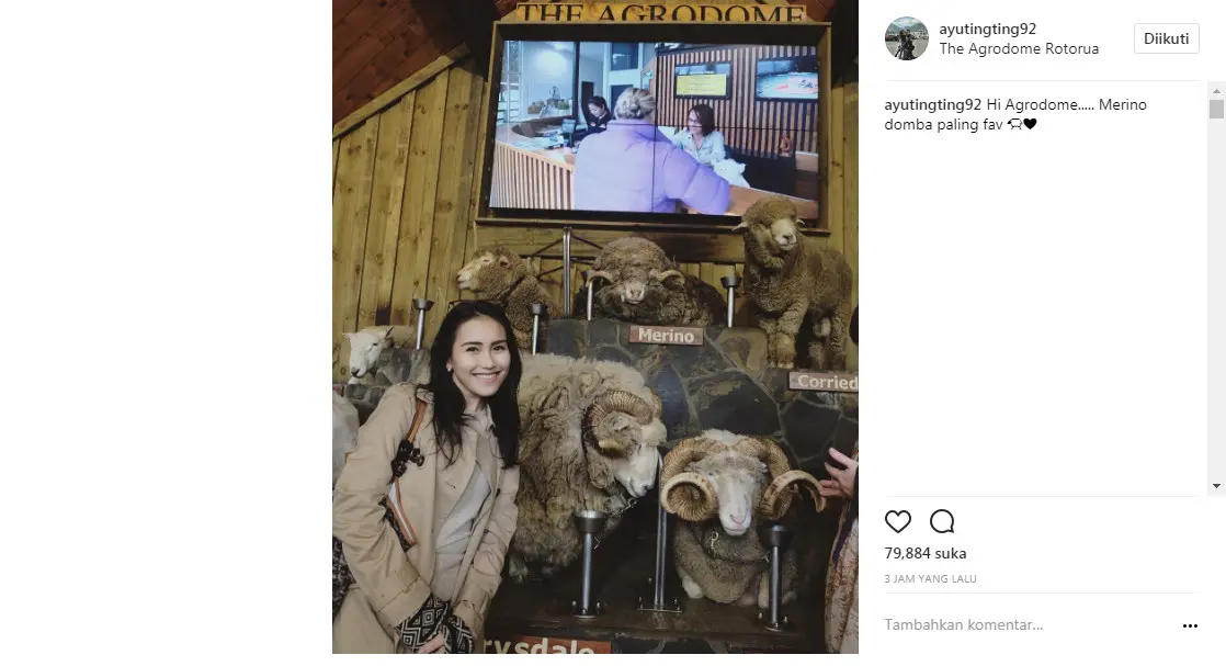 Ayu Ting Ting foto bareng boneka domba (Foto: Instagram)