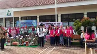 Gubernur DKI Jakarta Anies Baswedan menyambangi SDN 12 Cilandak Barat, Jakarta Selatan sambil membagikan susu dan telur ke seluruh siswanya.
