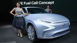Dua model berpose di dekat mobil Hyundai Motor's FE Fuel Cell Concept selama acara Seoul Motor Show di Goyang, Seoul, Korea Selatan, Kamis (30/3). Sekitar 27 merek menunjukkan mobil terbaru mereka dan konsep. (AP Photo / Lee Jin-man)
