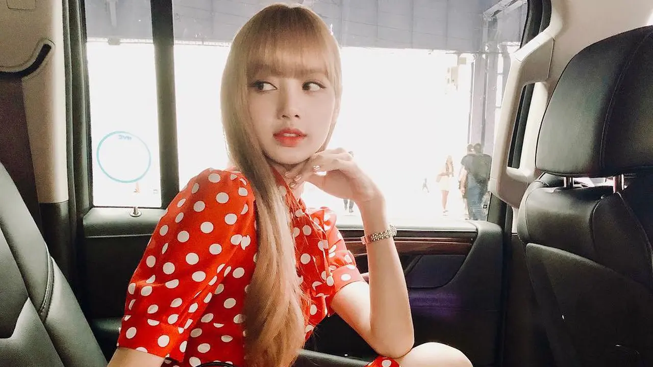 Lisa BLACKPINK Bermain-main dengan Outfit Penuh Motif