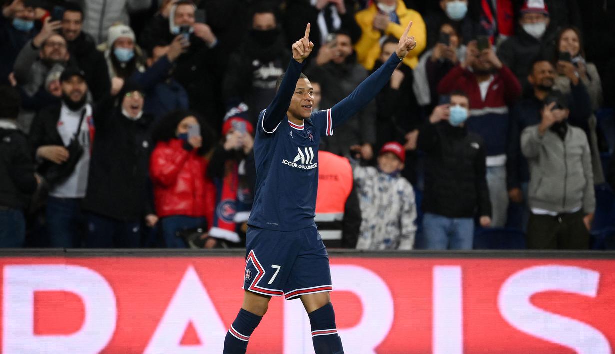 Di babak kedua, giliran PSG yang mampu unggul cepat atas Saint-Etienne. Melalui skema permainan satu dua, Messi kembali memberikan umpan yang berbuah gol sepakan jarak dekat Mbappe pada menit ke-47. (AFP/Franck Fife)