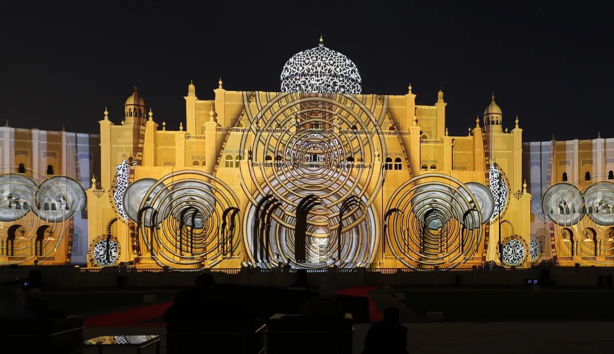 Bangunan ikonik kota Sharjah diterangi lampu warna-warni selama festival cahaya Sharjah di Uni Emirat Arab, 13 Februari 2019. Festival yang diselenggarakan setiap tahun ini sukses menarik ribuan pengunjung dari dalam maupun luar neger.i (KARIM SAHIB/AFP)