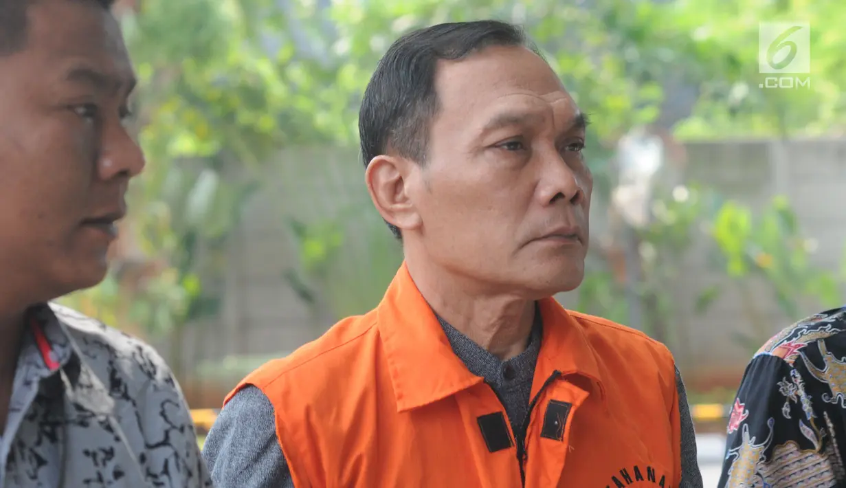 Tersangka kasus dugaan korupsi di PN Balikpapan tahun 2018, Kayat tiba untuk menjalani pemeriksaan di gedung KPK, Jakarta, Kamis (1/8/2019). Kayat diperiksa sebagai tersangka terkait menerima suap untuk membebaskan terdakwa kasus pemalsuan surat atas nama Sudarman. (merdeka.com/Dwi Narwoko)