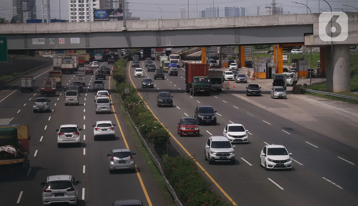 Kendaraan melintasi ruas tol Jakarta-Merak, Tangerang, Sabtu (18/12/2021). Pemerintah menerapkan sejumlah syarat perjalanan darat bagi penumpang atau pengguna moda transportasi darat selama libur Natal dan Tahun Baru 2022 (Nataru), salah satunya menunjukkan kartu vaksin. (Liputan6.com/Angga Yuniar)