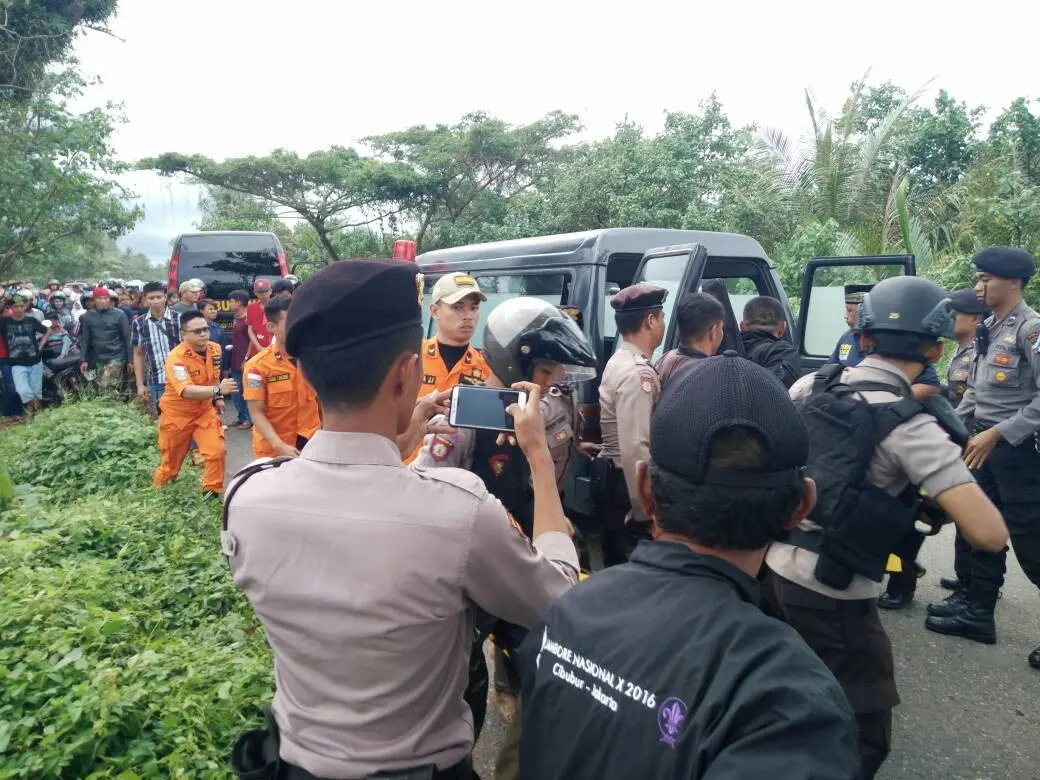 Sesosok mayat ditemukan warga di Muara Sungai Bangkahulu dalam kondisi mengapung dan sedang disantap biawak (Liputan6.com/Yuliardi Hardjo)