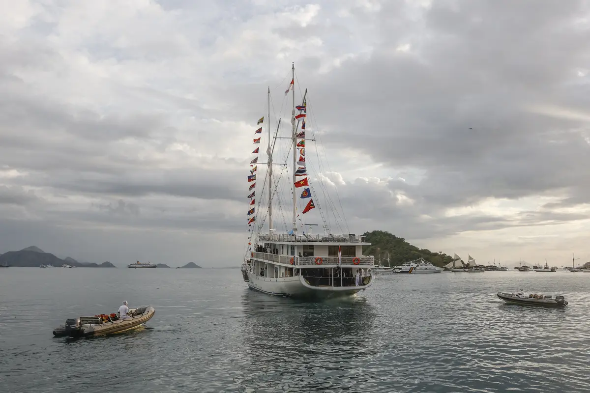 Momen Jokowi Ajak Pemimpin ASEAN Naik Kapal Pinisi Menikmati Keindahan Labuan Bajo