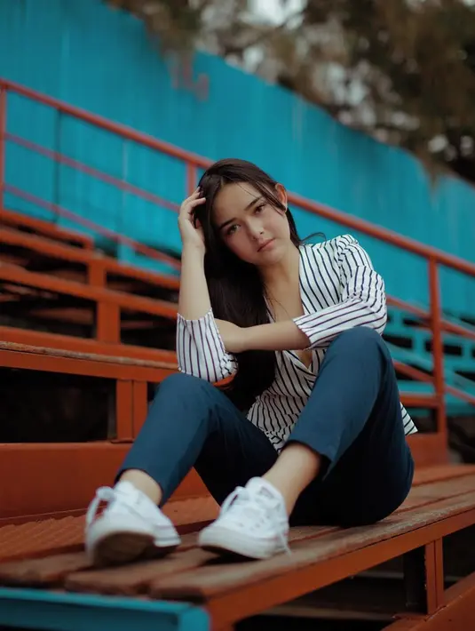 Sebagai model yang kerap jalani pemotretan dengan busana mewah. Amanda pun memiliki gaya kasual yang sangat keren. Meski mengenakan busana yang simpel, ia pun tetap tampil cantik menawan yang membuatnya jadi inspirasi penggemar. (Liputan6.com/IG/@amandamanopo)