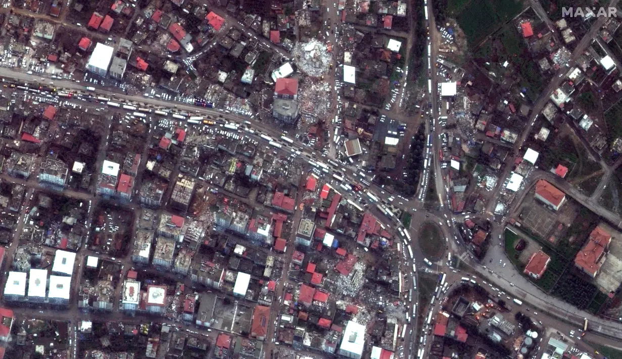 Dalam foto satelit yang disediakan oleh Maxar Technologies ini menunjukkan pemandangan kerusakan akibat gempa bumi di Nurdagi, Turki, Selasa (7/2/2023). Petugas penyelamat berlomba dengan waktu untuk menemukan lebih banyak korban selamat dan membantu yang terluka saat kematian korban melewati 7.200 dari gempa dahsyat yang melanda Turki dan Suriah pada hari sebelumnya. (Satellite image ©2023 Maxar Technologies via AP)