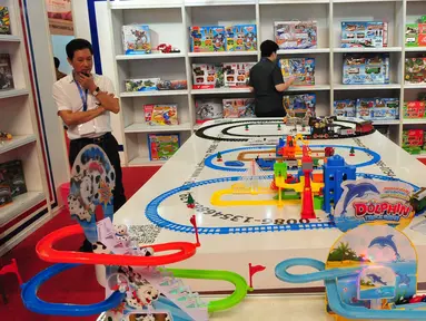 Pengunjung melihat pameran mainan dan elektronik di Jakarta Internasional Expo, Jakarta, Rabu (22/8). Pemeran berskala internasional ini berlangsung selama 3 hari. (Liputan6.com/Helmi Afandi)