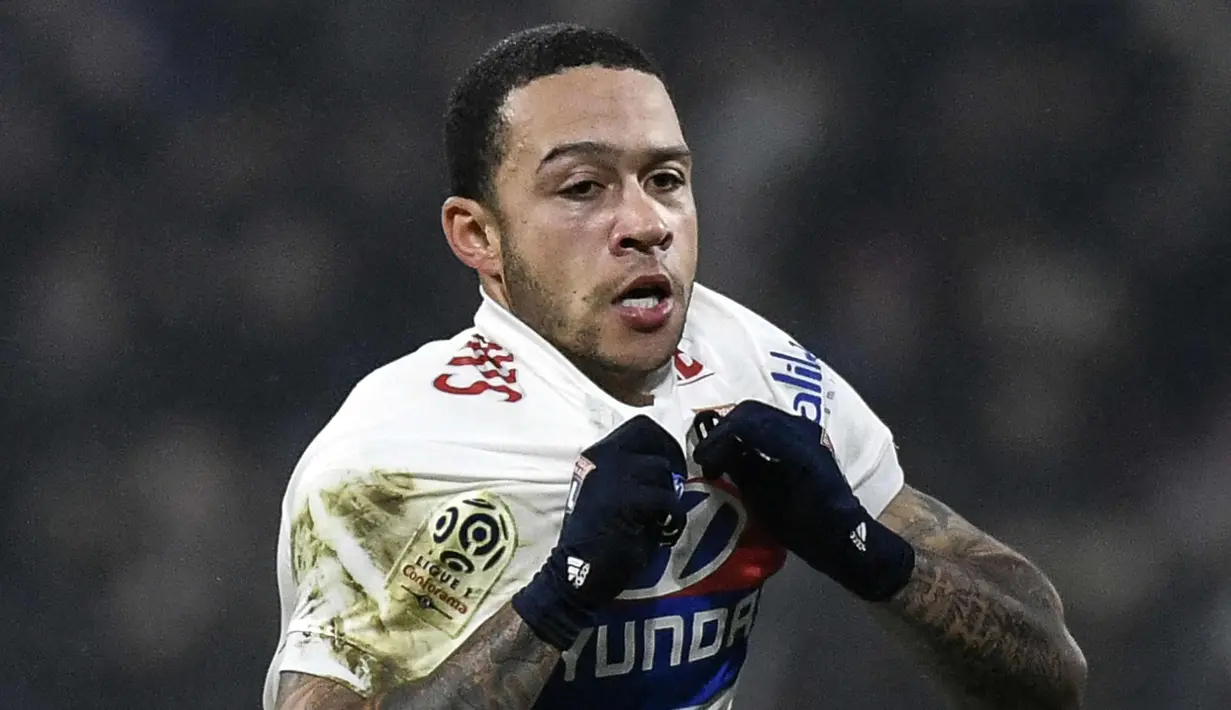 Penyerang Lyon, Memphis Depay melakukan selebrasi usai mencetak gol ke gawang PSG pada lanjutan Liga Prancis di stadion Grupama, Decines-Charpieu (21/1). Lyon menang 2-1 atas PSG. (AFP Photo/Jeff Pachoud)