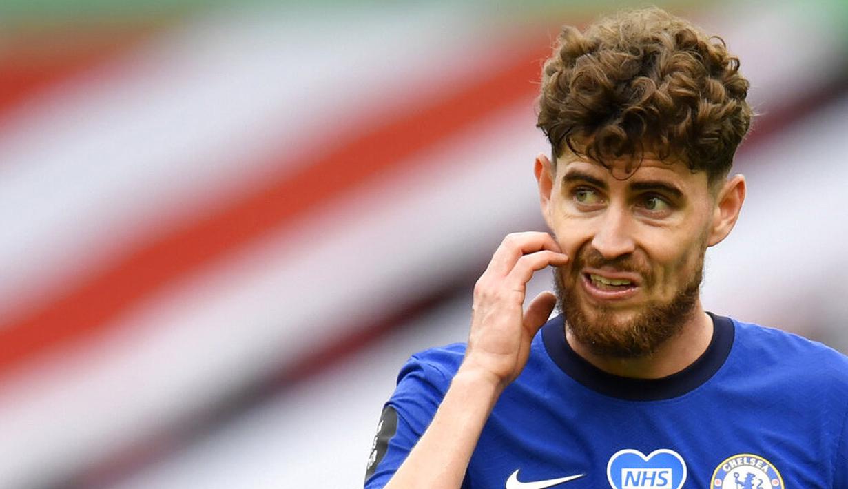 Pemain Chelsea, Jorginho, menggaruk muka saat melawan  Sheffield United pada laga Liga Inggris di Stadion Bramall Lane, Sabtu (11/7/2020). (Peter Powell/Pool via AP)