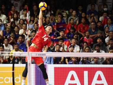 Tim bola voli putra Indonesia berhasil mencetak hattrick medali emas di ajang SEA Games setelah mengalahkan Kamboja dengan skor 3-0 dalam laga final SEA Games 2023 di Olimpic Complex Indoor Main Hall, Phnom Penh, Kamboja, Senin (8/5/2023). Meski semua pemain mampu menampilkan permainan terbaik, namun ada sosok yang amat mencuri perhatian di balik kemenangan tersebut. Ia adalah Farhan Halim, yang tampil impresif lewat raihan 9 poin berurutan saat melakukan serve di awal set kedua. Berikut momen 9 poin yang diraih lewat serve Farhan Halim. (Bola.com/Abdul Aziz)