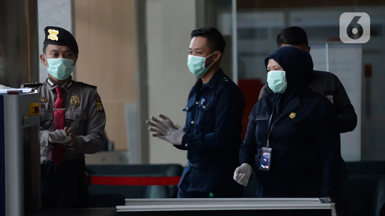 Cegah Corona, Pegawai KPK Pakai Masker dan Sarung Tangan