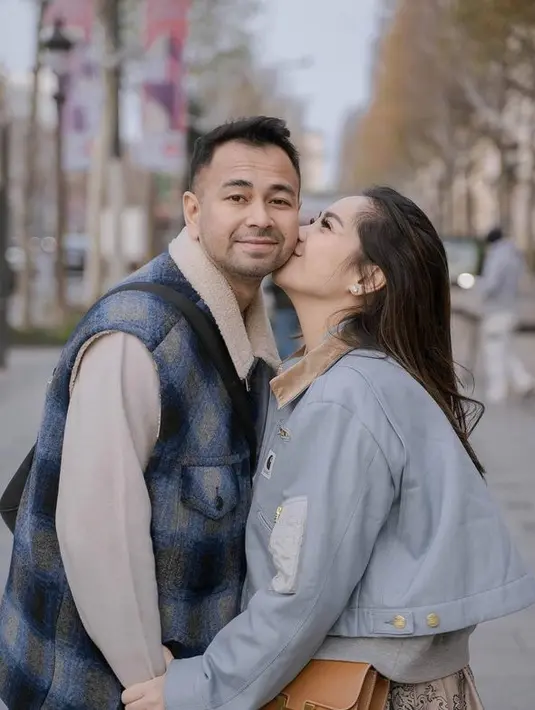 <p>Dalam sebuah momen, Raffi dan Nagita tampak berpose mesra. Nagita terlihat mencium pipi dari Raffi Ahmad. [Foto: instagram.com/raffinagita1717]</p>