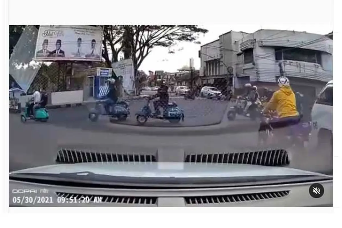 Komunitas Vespa melanggar lampu merah di Tasikmalaya, Jawa Barat