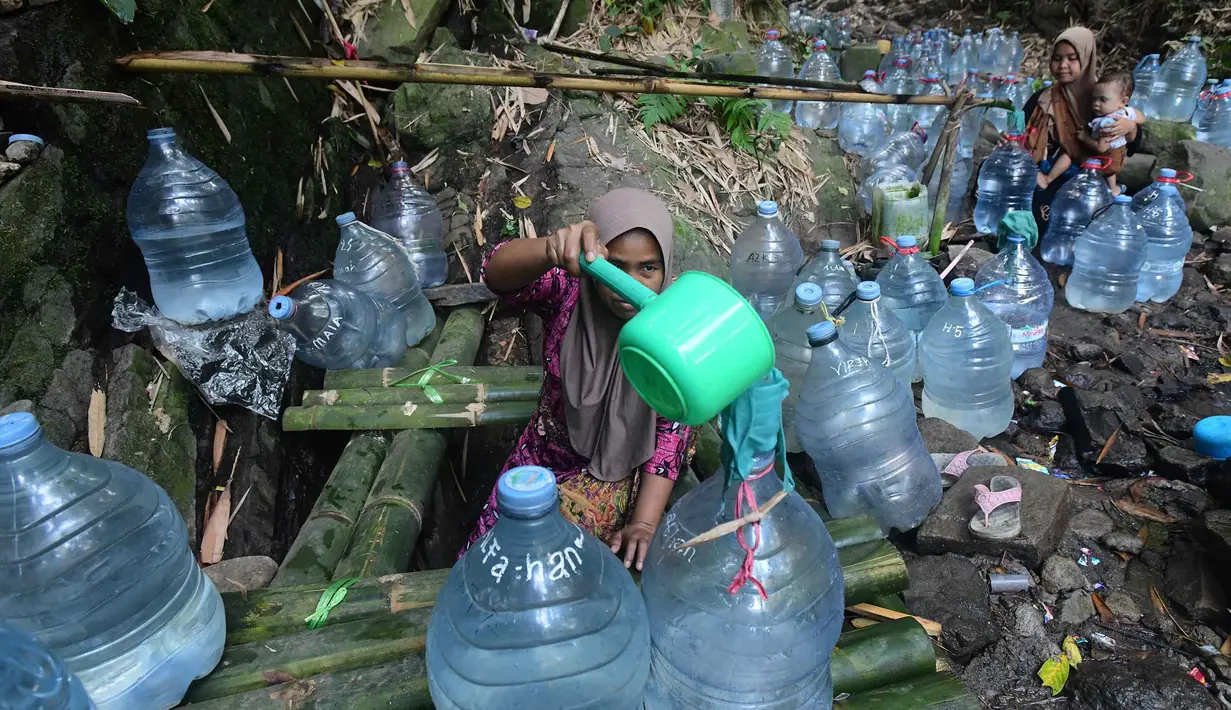 Warga  mengambil air untuk minum dan kebutuhan mck rumah  di sumber mata air Sumur Bendung, Gunung Batur, Kota Cilegon, Banten, Minggu, (15/7/2026). (KLY/Arie Basuki)