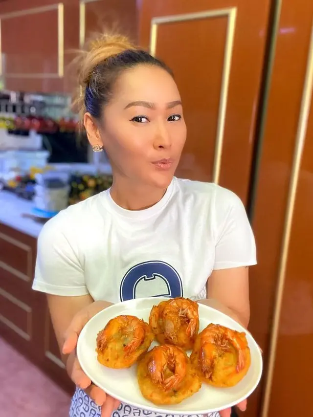 6 Potret Inul Daratista Buat Berbagai Hidangan, Jago Masak Makanan Berat Sampai Kue