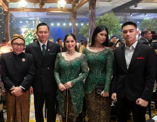 Pesona Annisa Pohan di nikahan Al Ghazali, anggun berkebaya hijau dengan kalung berlian Rp688 juta